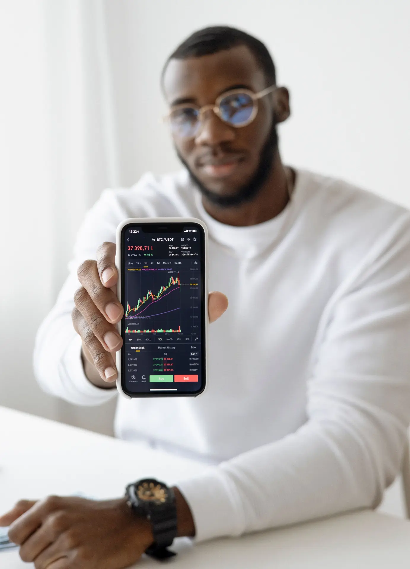 Trader mostrando o app de trading no celular