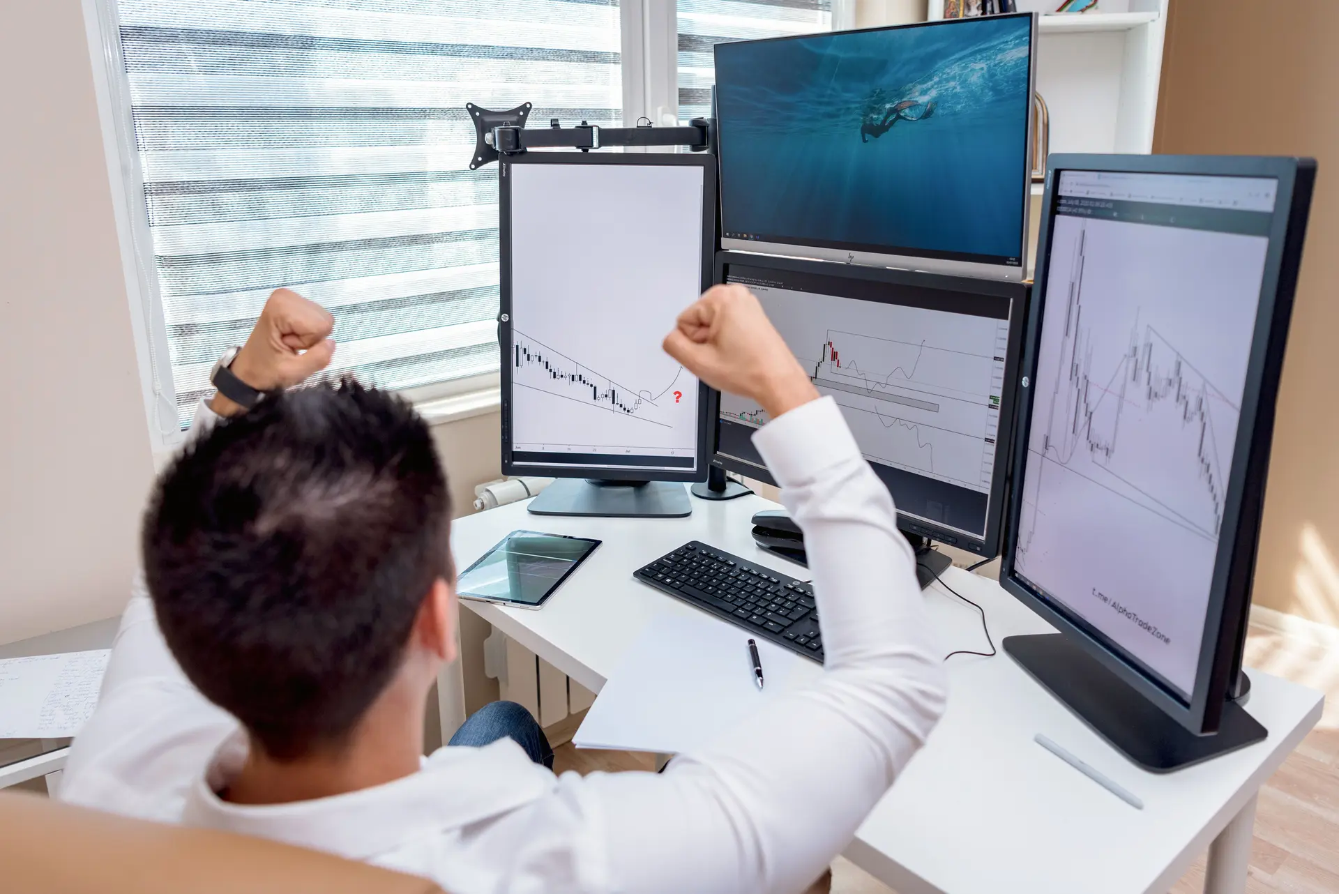Trader comemorando resultado positivo em frente aos gráficos